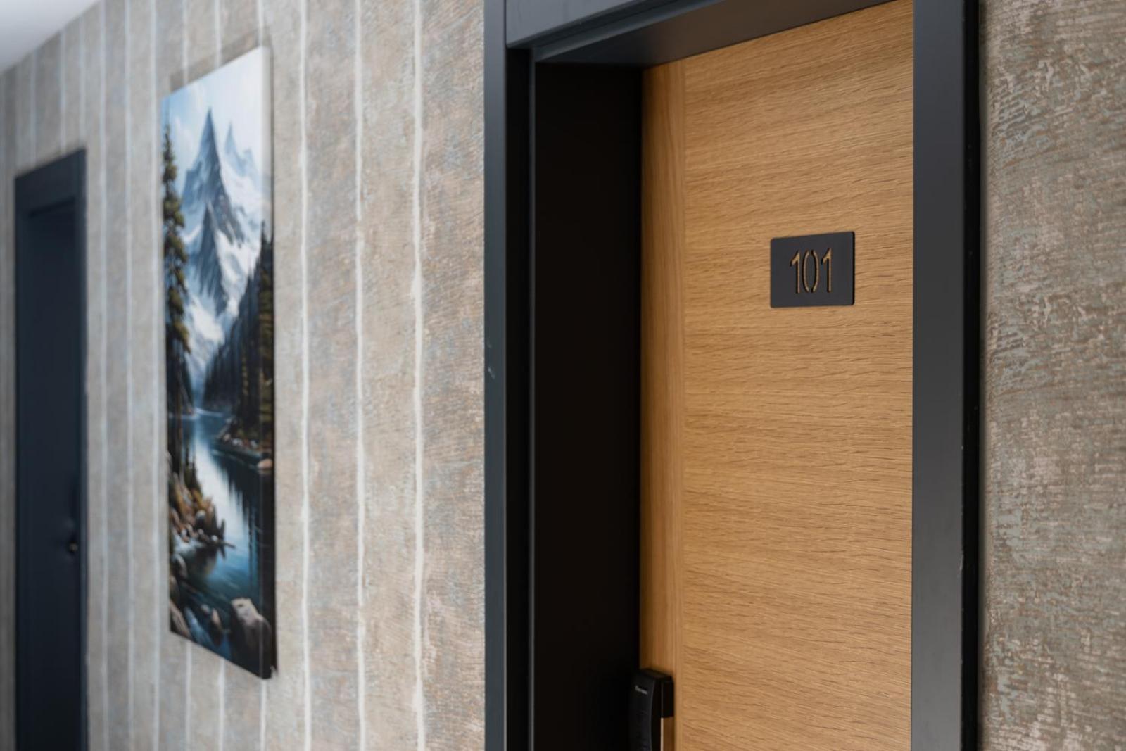 Vetus Hotel Приштина Экстерьер фото
