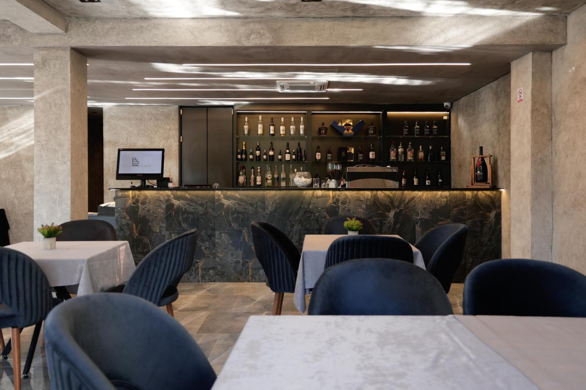 Vetus Hotel Приштина Экстерьер фото