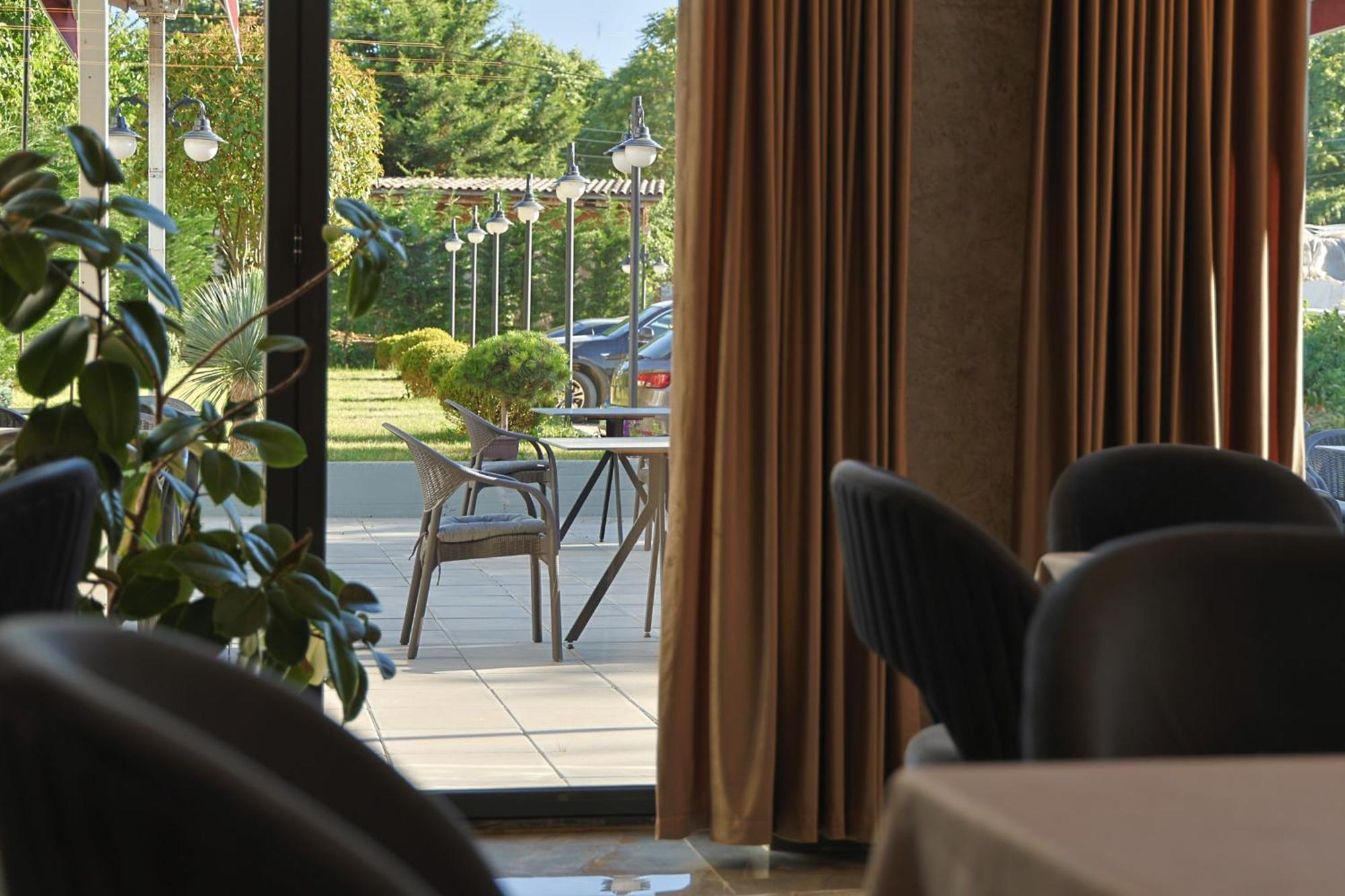 Vetus Hotel Приштина Экстерьер фото