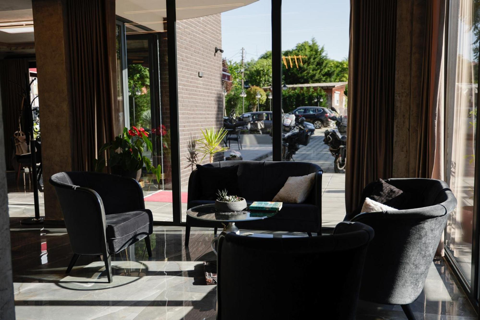 Vetus Hotel Приштина Экстерьер фото