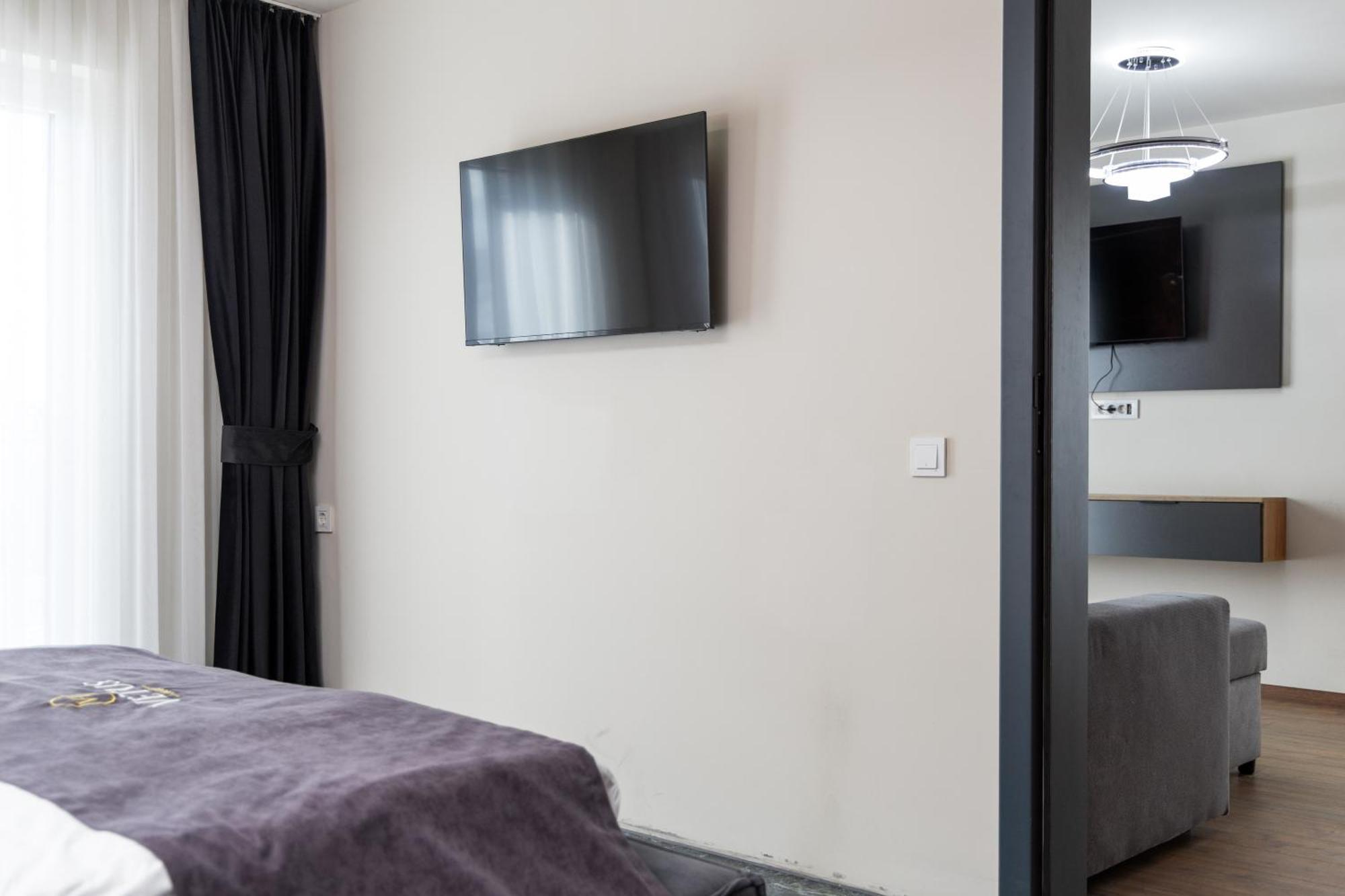 Vetus Hotel Приштина Экстерьер фото