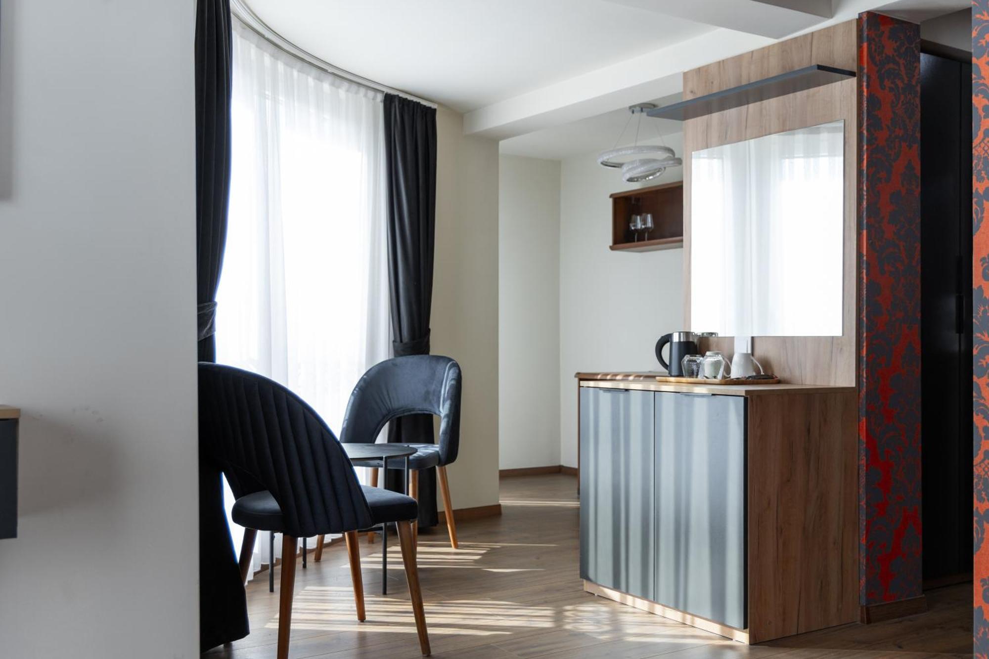 Vetus Hotel Приштина Экстерьер фото